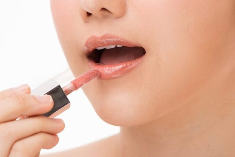 Innovative lip gloss formulas ensure comfort and performance
