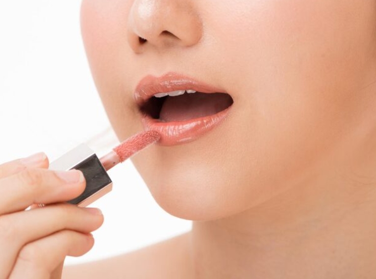 Innovative lip gloss formulas ensure comfort and performance